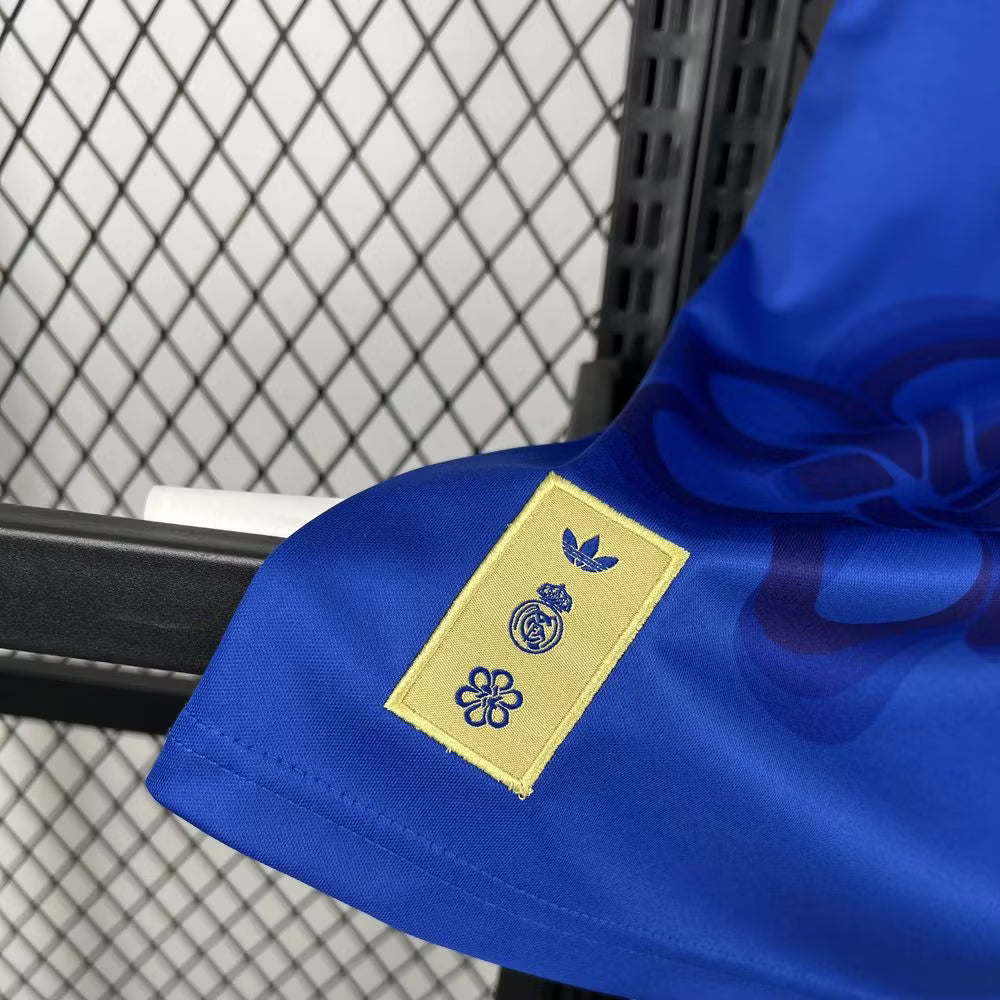 Maglia pre-partita del Real Madrid 2025