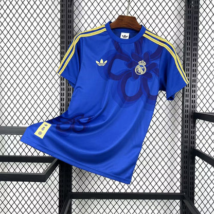 Maglia pre-partita del Real Madrid 2025