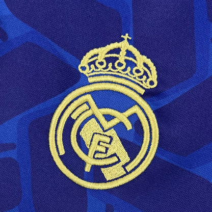Maglia pre-partita del Real Madrid 2025
