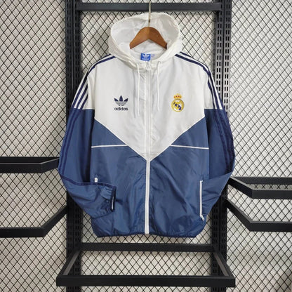 Maillot de football coupe-vent blanc et bleu du Real Madrid 2023